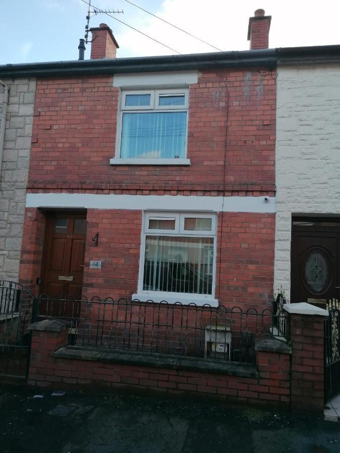 Maire Toireasa - Cosy Refurbished Property In The Gaeltacht Quarter เบลฟาสต์ ภายนอก รูปภาพ