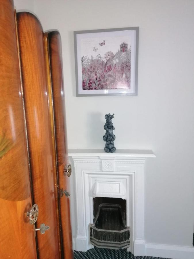 Maire Toireasa - Cosy Refurbished Property In The Gaeltacht Quarter เบลฟาสต์ ภายนอก รูปภาพ